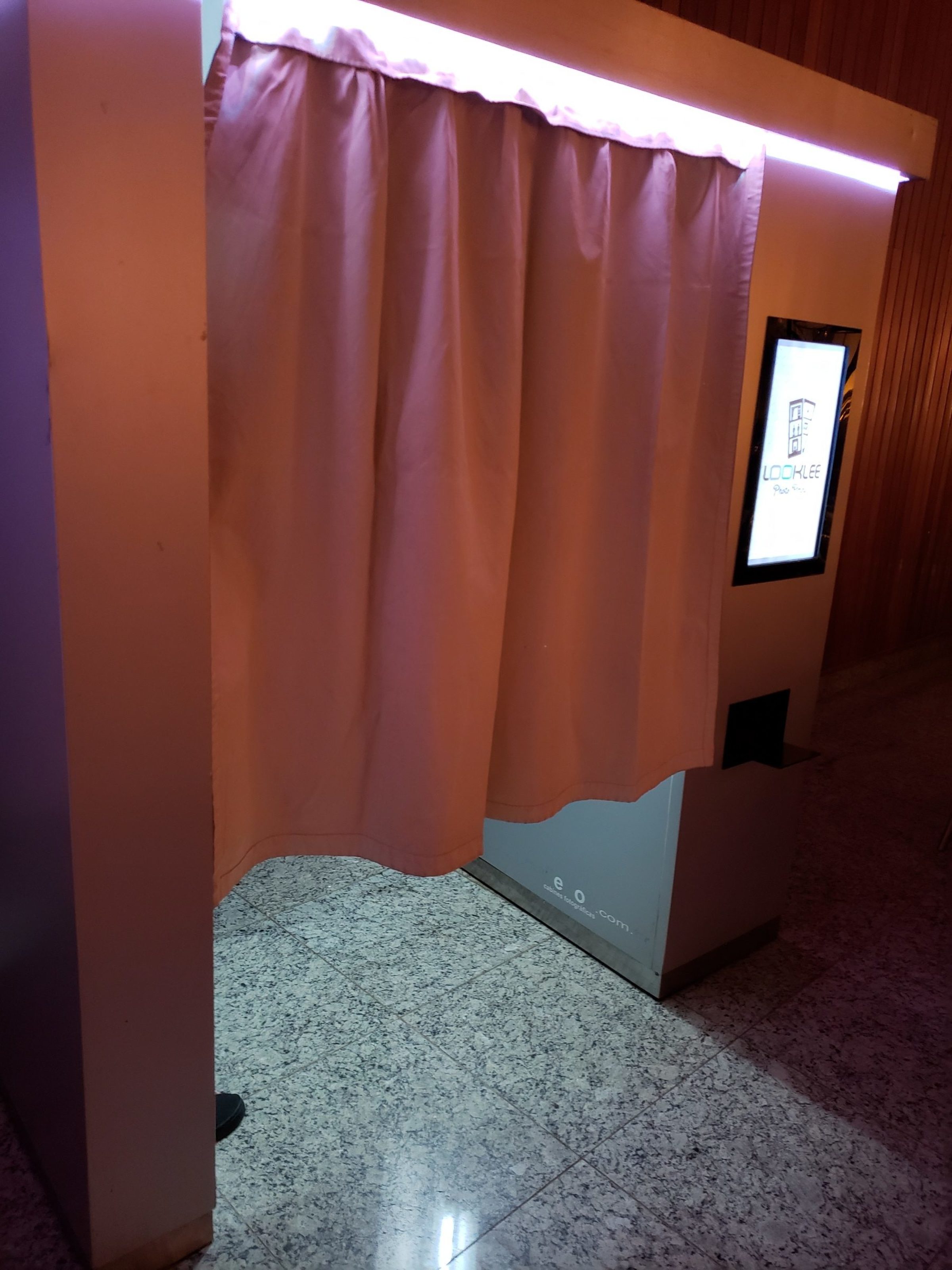 Foto de LOOKLEE  -  cabine,  totem e espelho de fotos instantâneas 11